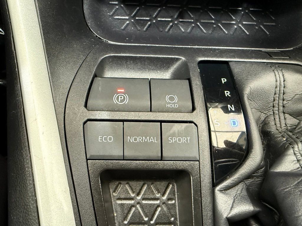 Used 2025 Toyota RAV4 XLE FWD image 36
