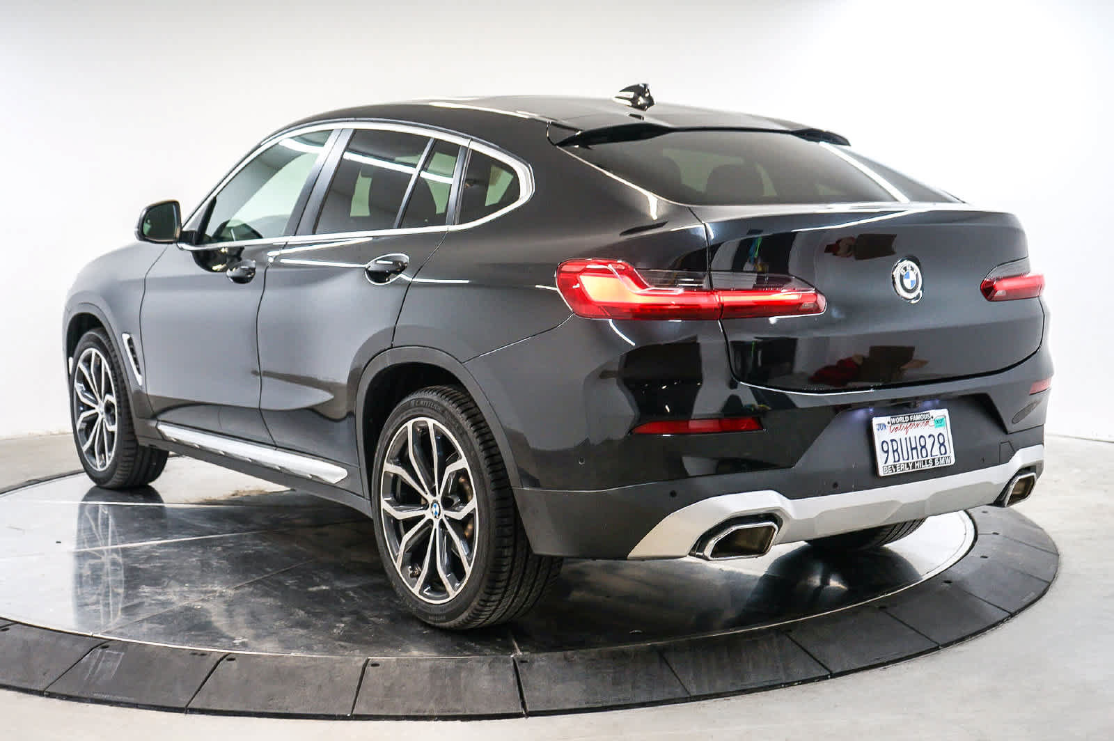 Used 2022 BMW X4 xDrive30i w/ Parking Assistance Package AWD/4WD image 1
