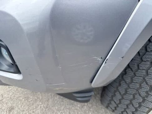 Used 2018 Toyota Tacoma TRD Sport AWD/4WD image 2