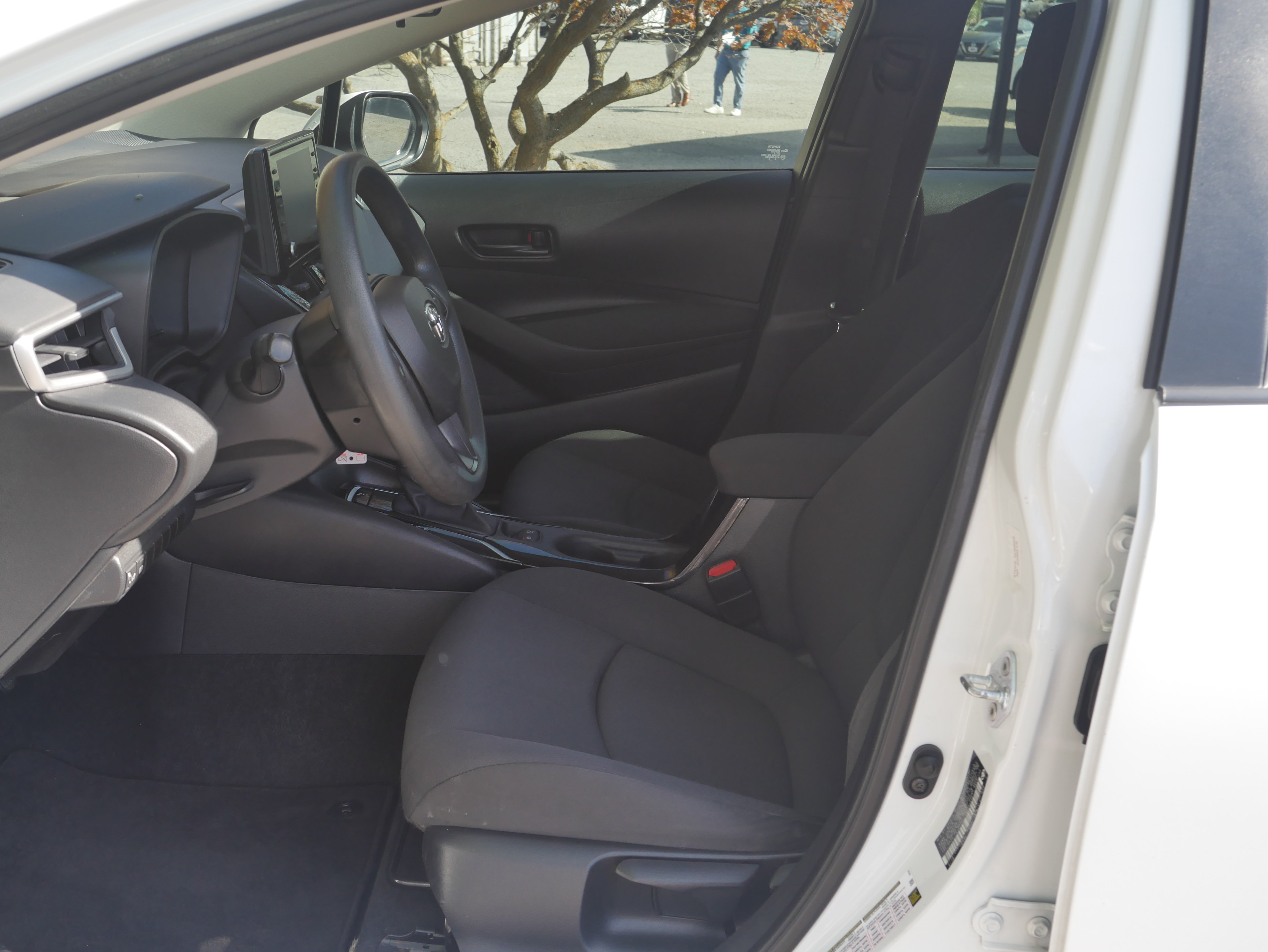Used 2022 Toyota Corolla LE FWD image 3
