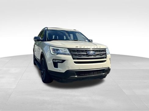 Used 2018 Ford Explorer XLT w/ Equipment Group 202A AWD/4WD image 7