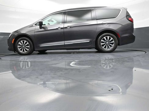 Used 2020 Chrysler Pacifica Touring-L Plus FWD image 36