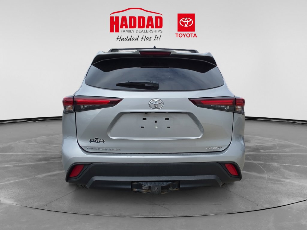 Used 2024 Toyota Highlander LE AWD/4WD image 4