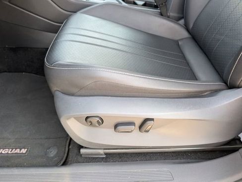 Used 2022 Volkswagen Tiguan SE image 19