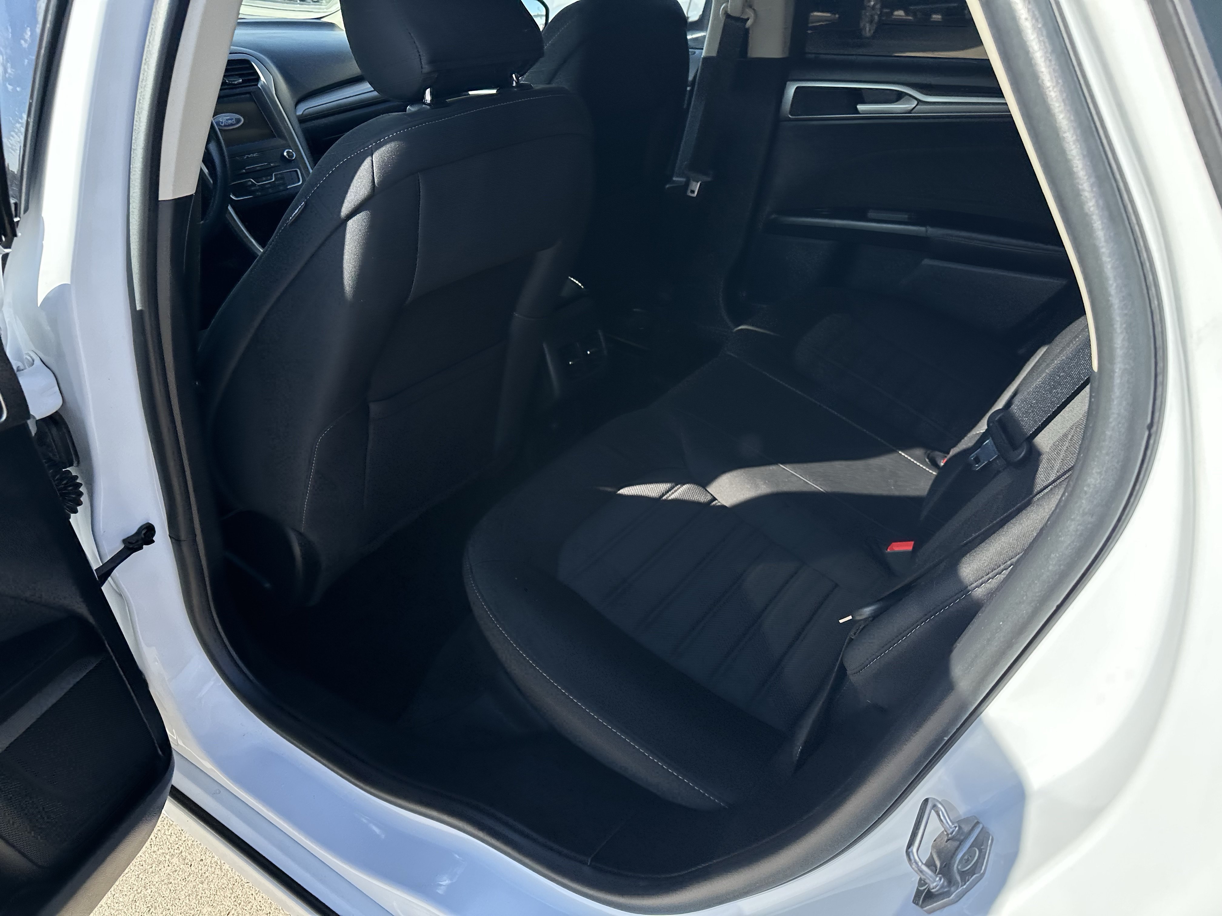 Used 2019 Ford Fusion SE FWD image 8