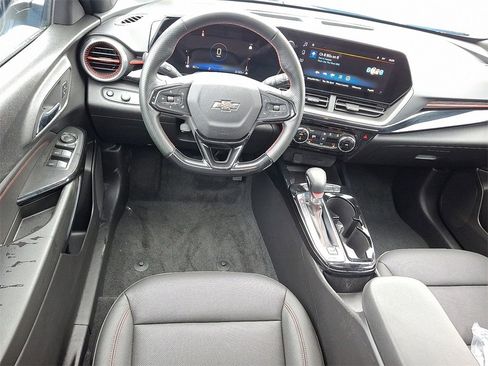 Used 2024 Chevrolet Trax RS w/ Sunroof Package image 2