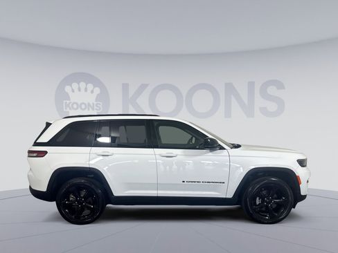 Used 2025 Jeep Grand Cherokee Altitude AWD/4WD image 8