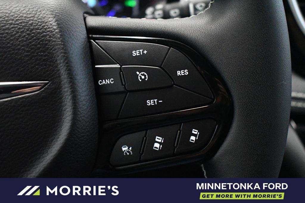 Used 2026 Chrysler Pacifica Select w/ S Appearance Package FWD image 31