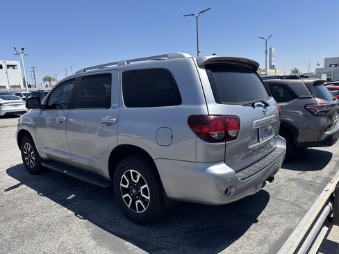 Used 2019 Toyota Sequoia SR5 AWD/4WD image 2
