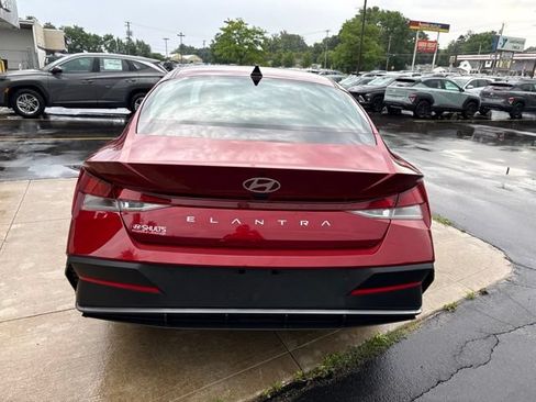 Used 2024 Hyundai Elantra SE FWD image 15
