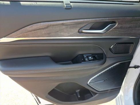 Certified 2023 Jeep Grand Cherokee Overland w/ Luxury Tech Group IV AWD/4WD image 19