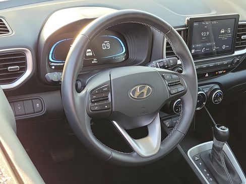 Certified 2025 Hyundai Venue SEL FWD image 9
