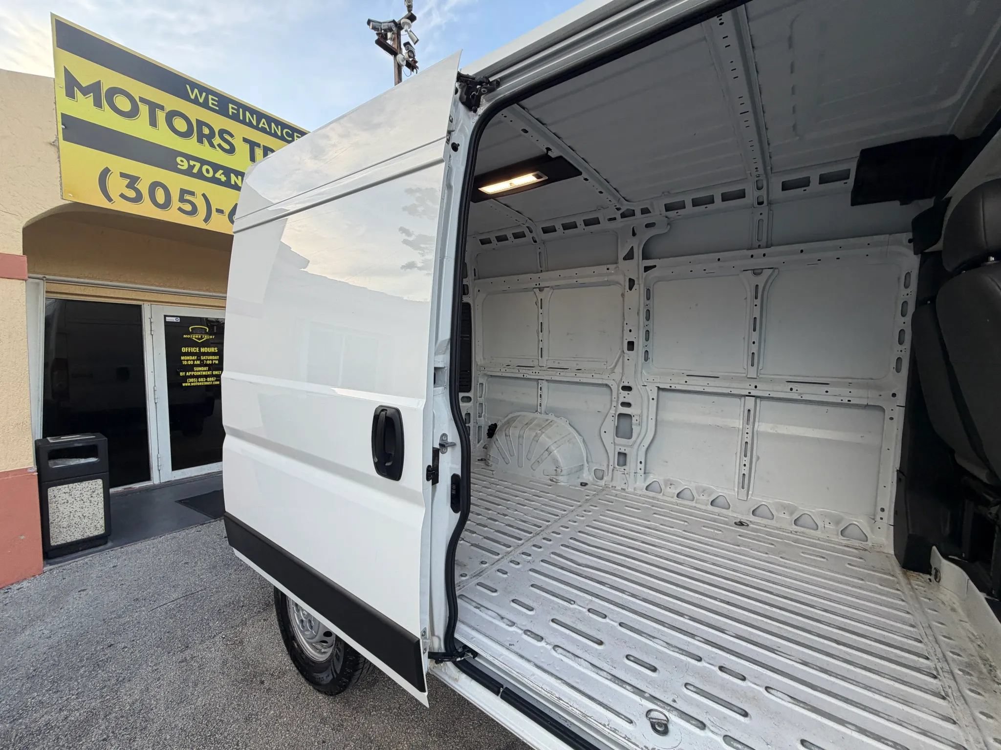 Used 2025 RAM ProMaster 2500 w/ Convenience Group FWD image 8