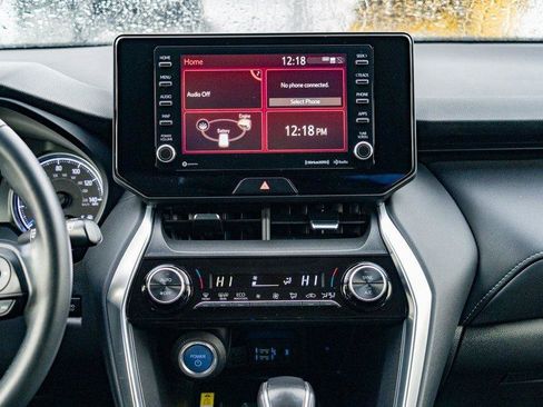 Used 2021 Toyota Venza LE image 18