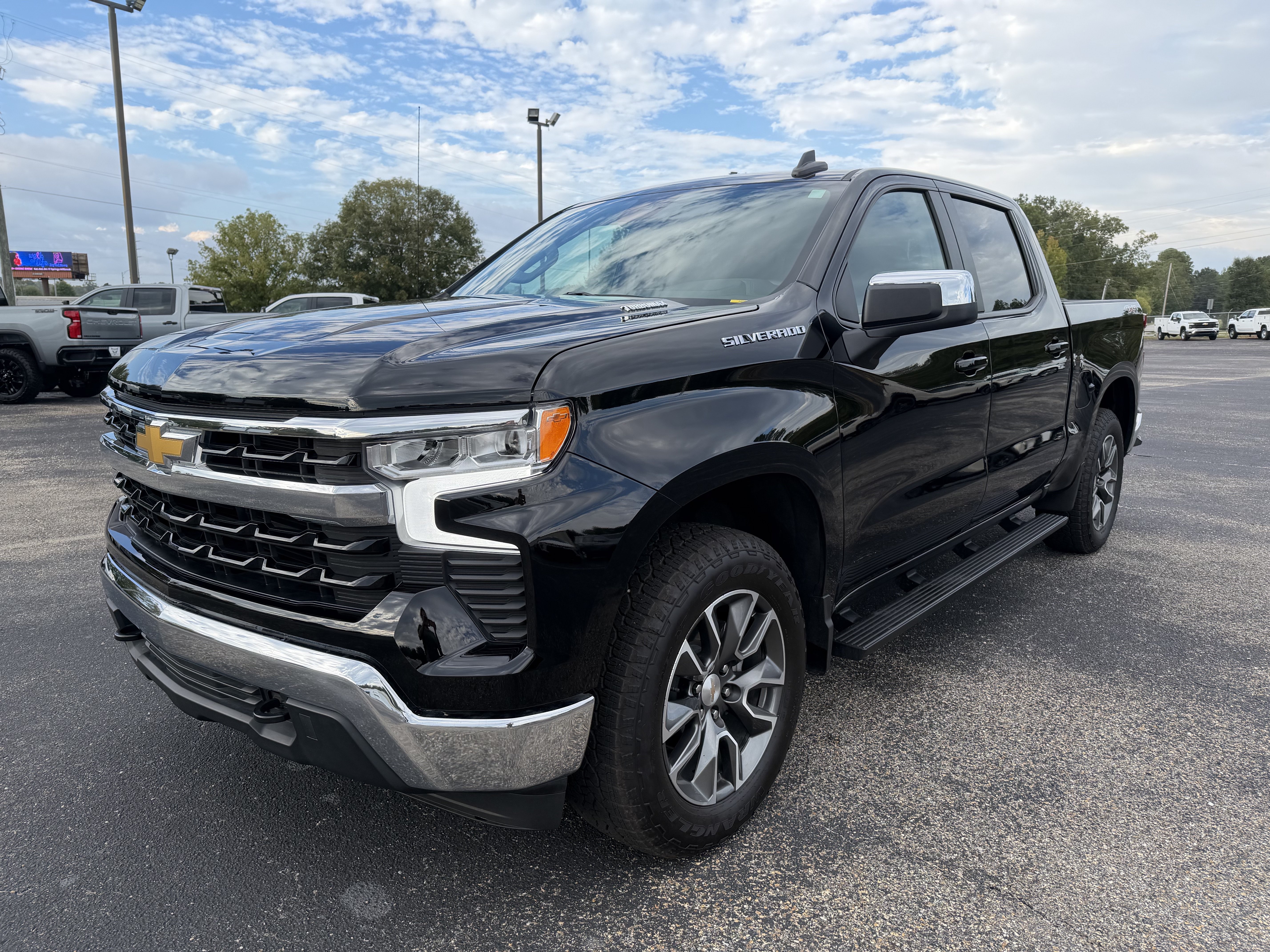 Used 2025 Chevrolet Silverado 1500 LT AWD/4WD image 2