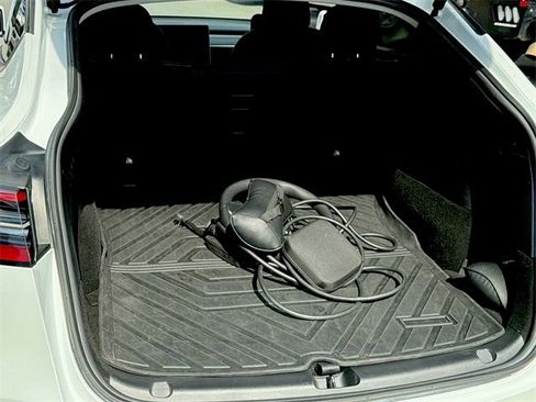 Used 2022 Tesla Model Y Long Range image 38