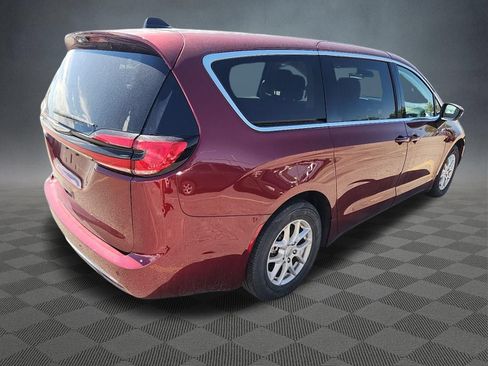 Used 2023 Chrysler Pacifica Touring-L FWD image 3