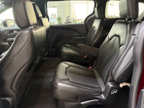 Used 2025 Chrysler Pacifica Select FWD image 12