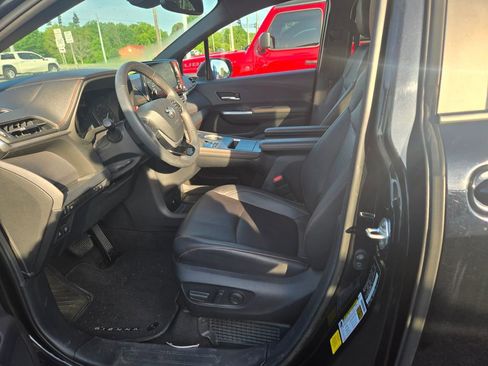 Used 2023 Toyota Sienna XSE FWD image 7