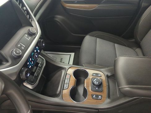 Used 2023 GMC Acadia SLE w/ Driver Convenience Package image 17