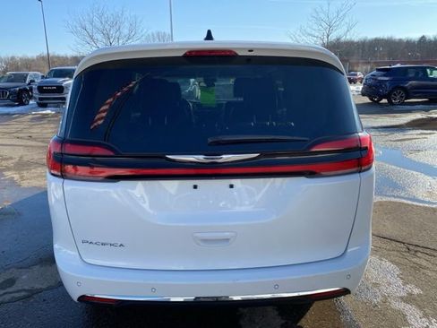 Used 2023 Chrysler Pacifica Touring-L image 4
