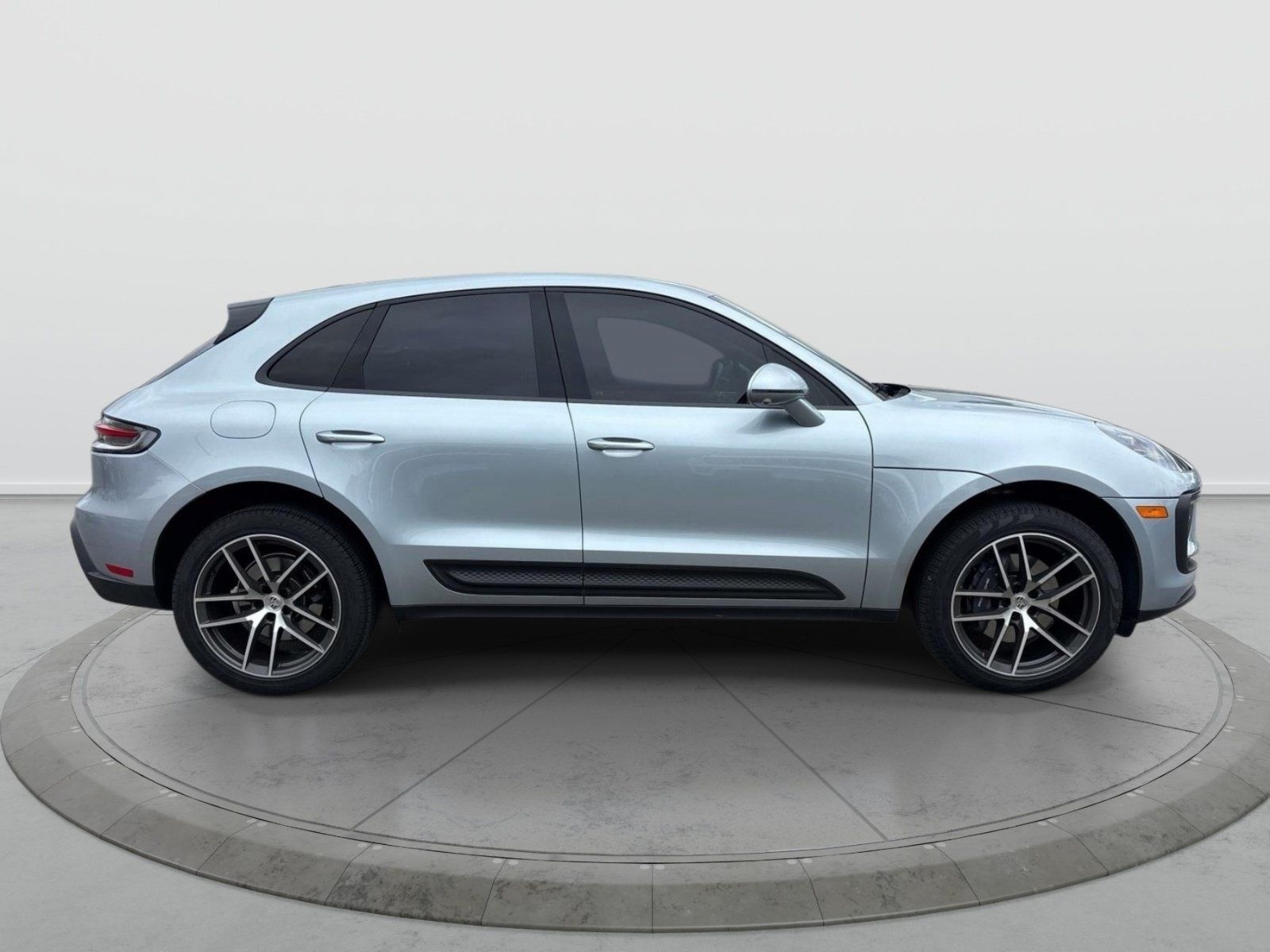 Used 2022 Porsche Macan AWD/4WD image 3