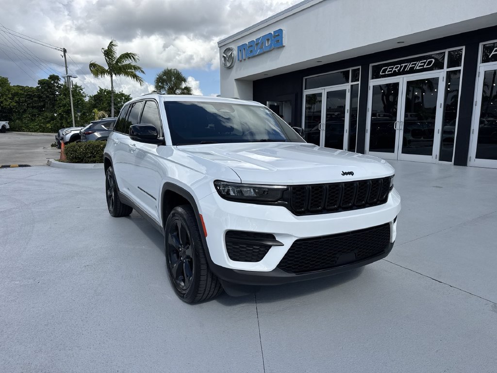 Used 2022 Jeep Grand Cherokee Altitude AWD/4WD image 7