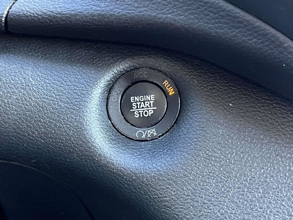Used 2019 Jeep Cherokee Latitude Plus w/ Comfort/Convenience Group AWD/4WD image 32