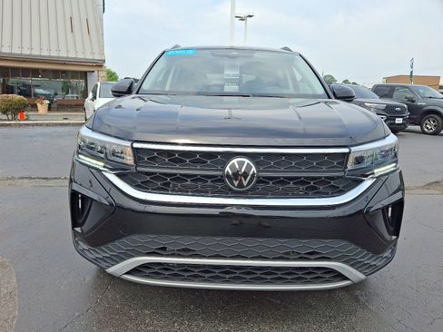 Used 2024 Volkswagen Taos SE image 2