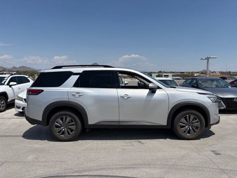 Used 2025 Nissan Pathfinder SV FWD image 3