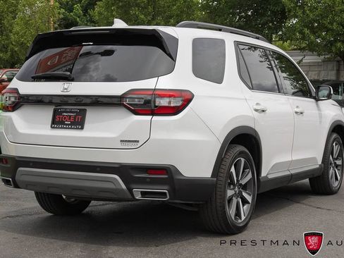 Used 2025 Honda Pilot Touring image 17