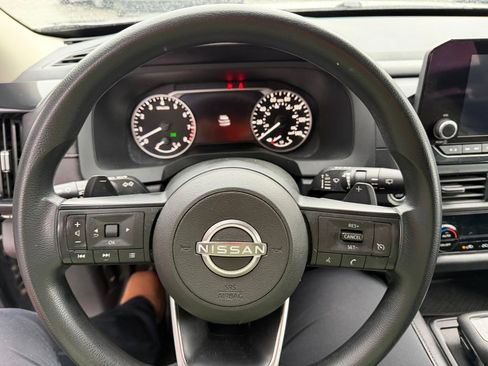 Used 2023 Nissan Pathfinder S image 16