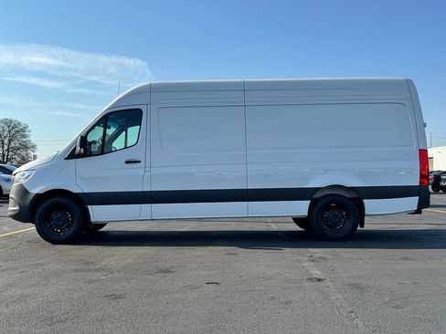 Used 2025 Mercedes-Benz Sprinter 2500 image 4