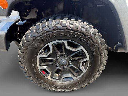 Used 2012 Jeep Wrangler Unlimited Rubicon w/ Connectivity Group AWD/4WD image 9