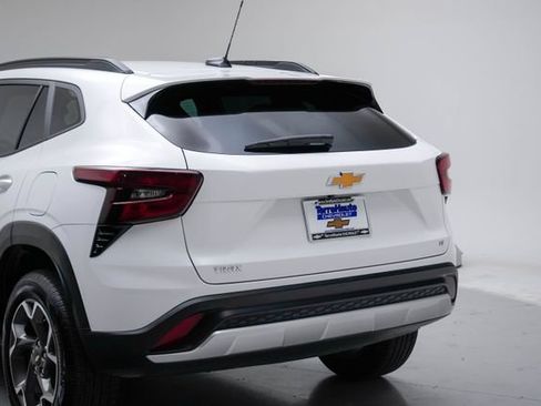 Used 2025 Chevrolet Trax LT FWD image 5
