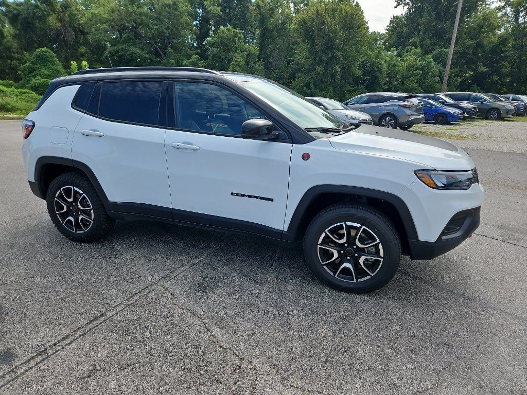 Used 2025 Jeep Compass Trailhawk AWD/4WD image 3