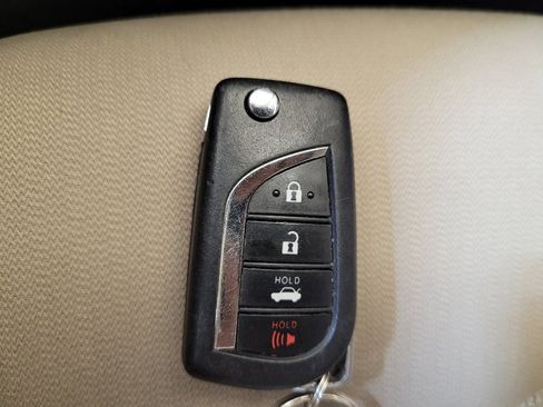 Used 2018 Toyota Camry LE FWD image 32