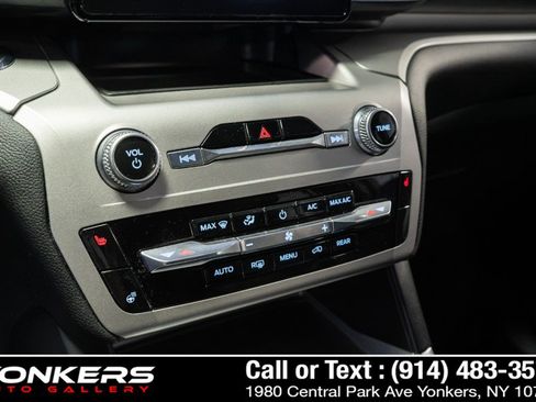 Used 2022 Ford Explorer XLT w/ Equipment Group 202A AWD/4WD image 36
