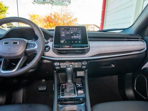 Used 2025 Jeep Compass Latitude image 22