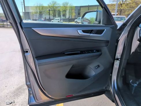 Used 2025 Volkswagen Atlas Cross Sport SE AWD/4WD image 19