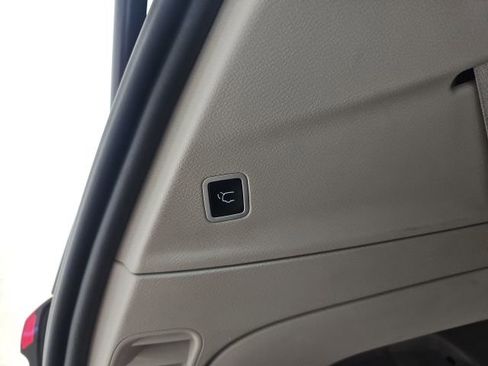 Used 2023 Chrysler Pacifica Touring-L FWD image 13