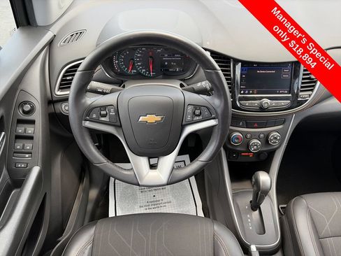 Used 2022 Chevrolet Trax LT w/ Midnight Edition AWD/4WD image 11