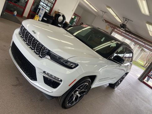 Used 2023 Jeep Grand Cherokee Summit image 4