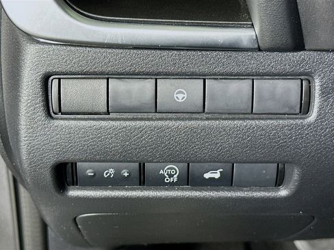 Used 2025 Nissan Rogue SV FWD image 16