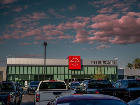 Used 2018 Nissan Titan SV image 7