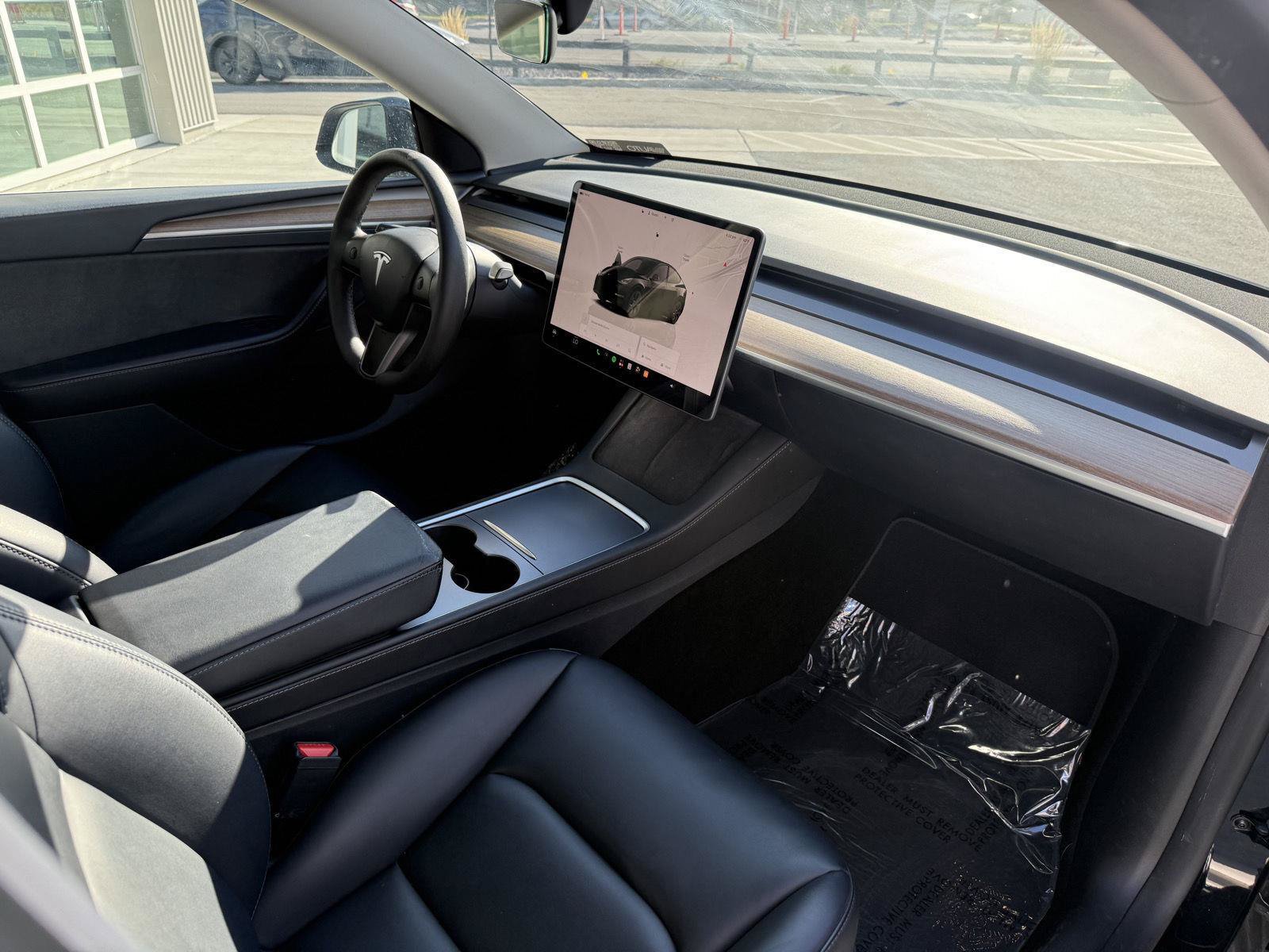Used 2024 Tesla Model Y Long Range AWD/4WD image 23