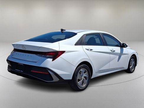 New 2025 Hyundai Elantra SE image 7
