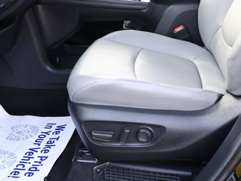 Used 2025 Toyota Sienna XLE FWD image 23