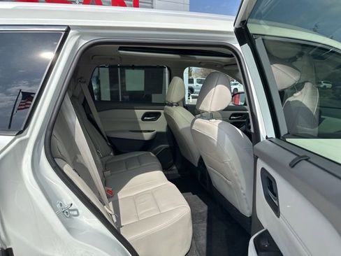 Used 2023 Nissan Rogue SL w/ SL Premium Package image 16