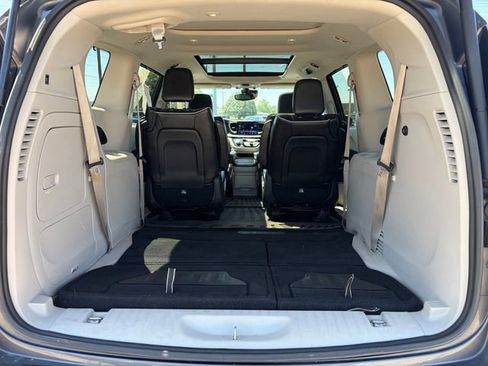 Used 2021 Chrysler Pacifica Limited w/ Premium & Safety Sphere Group FWD image 12